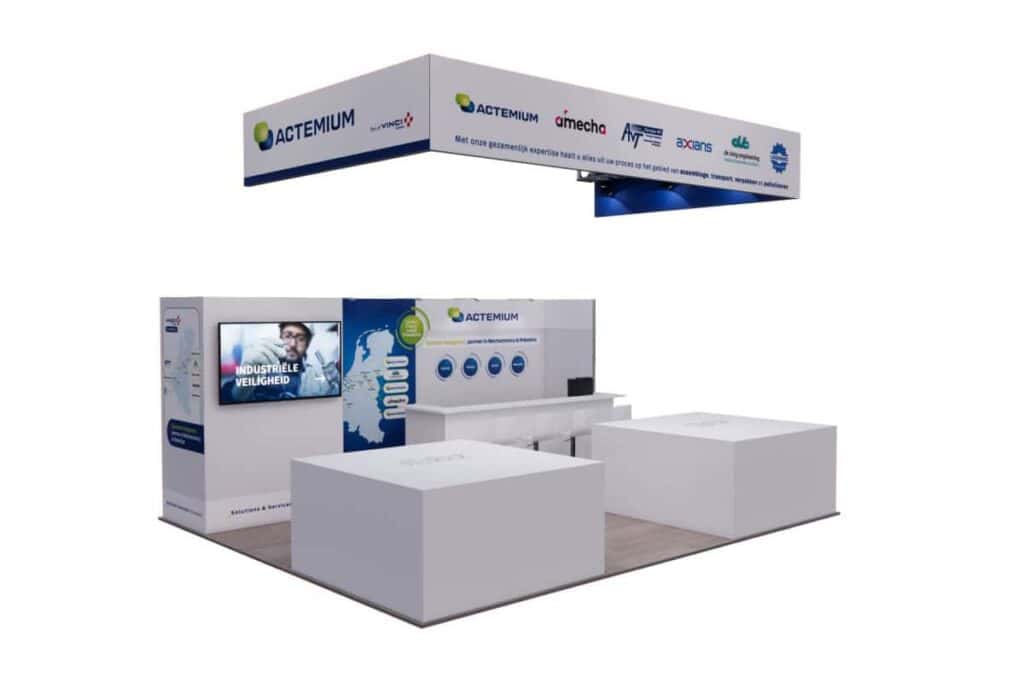 Beursstand Beursstand Design 142 heeft een moderne Actemium-stand met een strakke balie, twee grote witte blokken voor zitplaatsen of display, een scherm en een overhead banner met partnerlogo's op een strakke witte achtergrond.