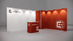 Beursstand Een moderne beursstand met witte en rode muren, een balie en spots. Het logo en de tekst BEURSWAND.NL staan op de witte muur en de balie, met een groot logo op de rode muur.