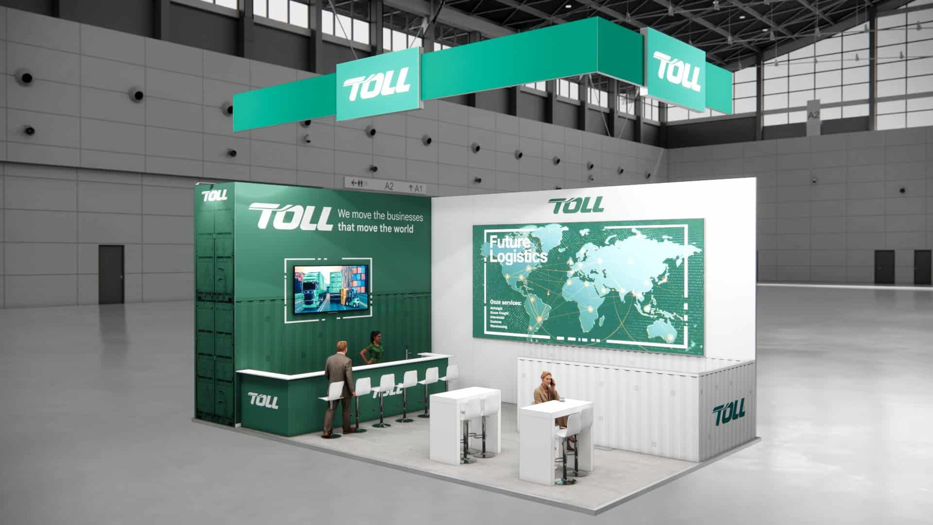 Beursstand Een moderne beursstand voor Toll is voorzien van een grote wereldkaart, digitale schermen en bewegwijzering in groen en wit. Mensen interacteren met elkaar aan de balies in een ruime, industriële hal.