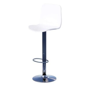 Beursstand Een moderne witte barkruk met een gebogen zitting, een hoog chromen voetstuk, een ovale voetsteun en een rond, plat onderstel tegen een effen witte achtergrond.