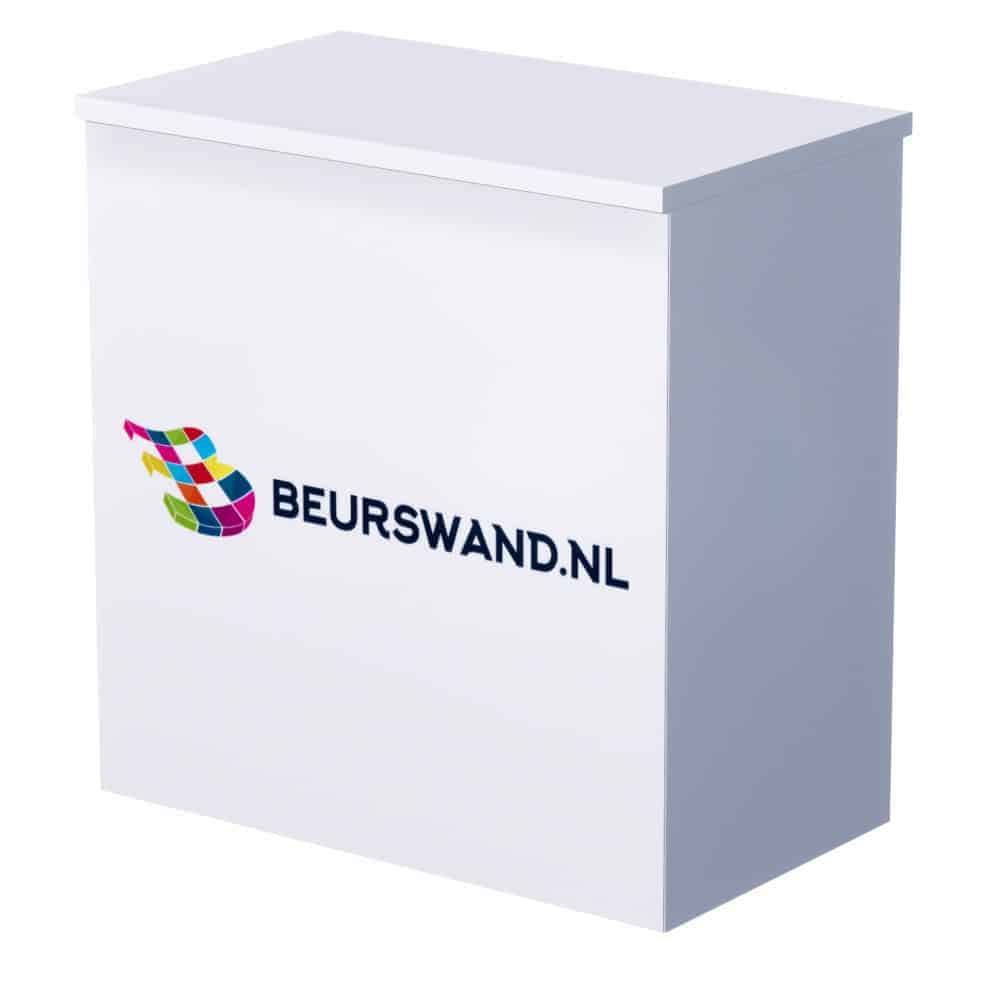 Beursstand Een witte rechthoekige toonbank met het kleurrijke Beurswand.nl logo en tekst op de voorzijde, tegen een effen witte achtergrond.