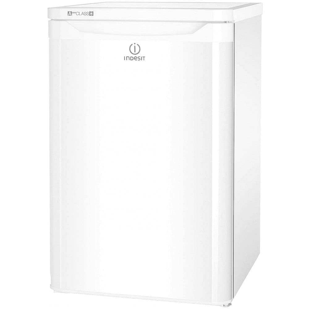 Beursstand Een witte, compacte Indesit koelkast met een enkele deur, getoond vanaf de voorkant op een effen witte achtergrond.