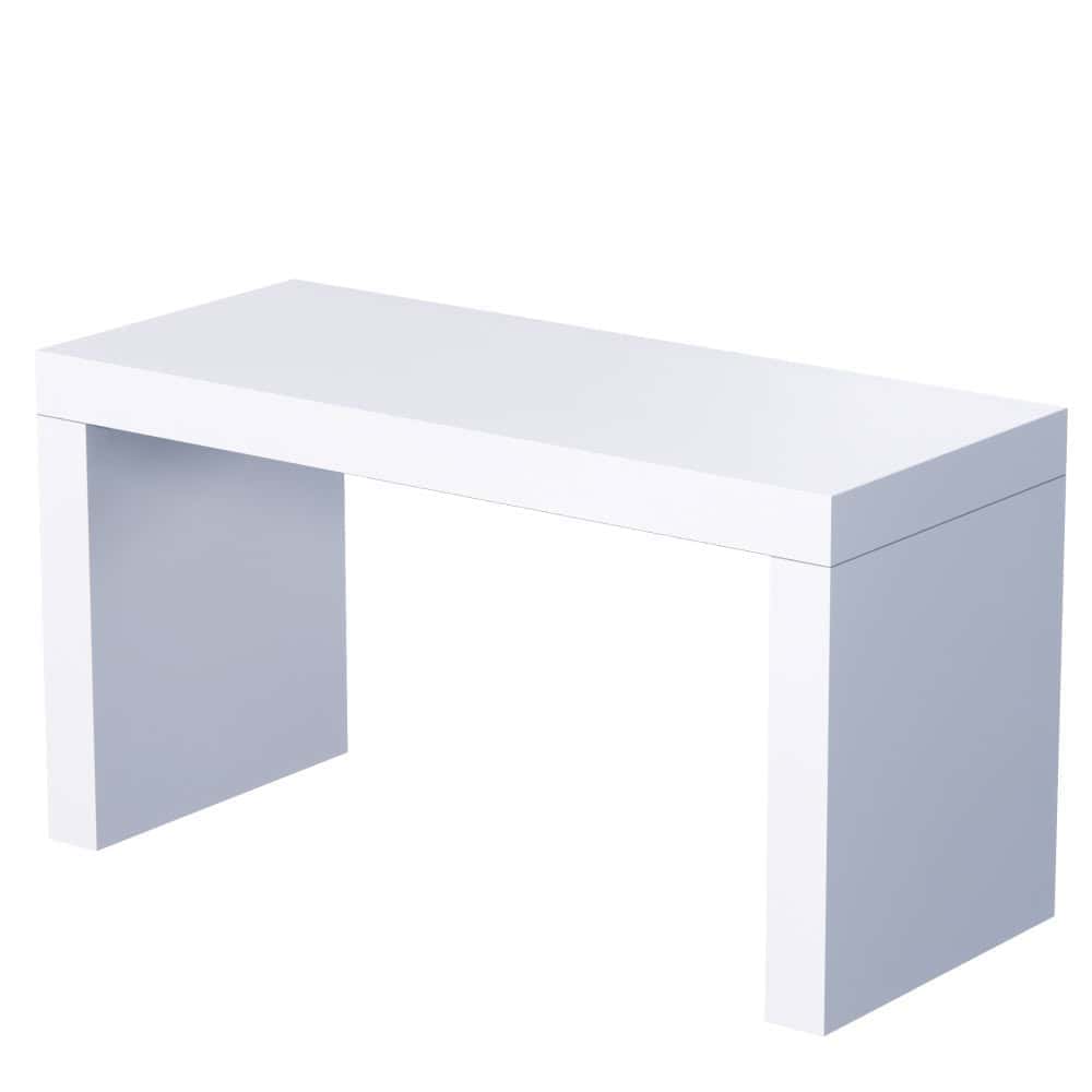 Beursstand Een eenvoudige, moderne witte rechthoekige bank met dikke poten aan beide uiteinden, afgebeeld op een witte achtergrond.