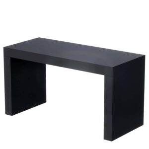 Beursstand Een eenvoudige, moderne zwarte rechthoekige bank met strakke lijnen en een glad, vlak oppervlak, gemaakt van stevig materiaal.