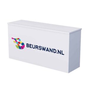 Beursstand Een witte rechthoekige toonbank met een kleurrijk geometrisch logo en de tekst BEURSWAND.NL gedrukt op de voorkant.