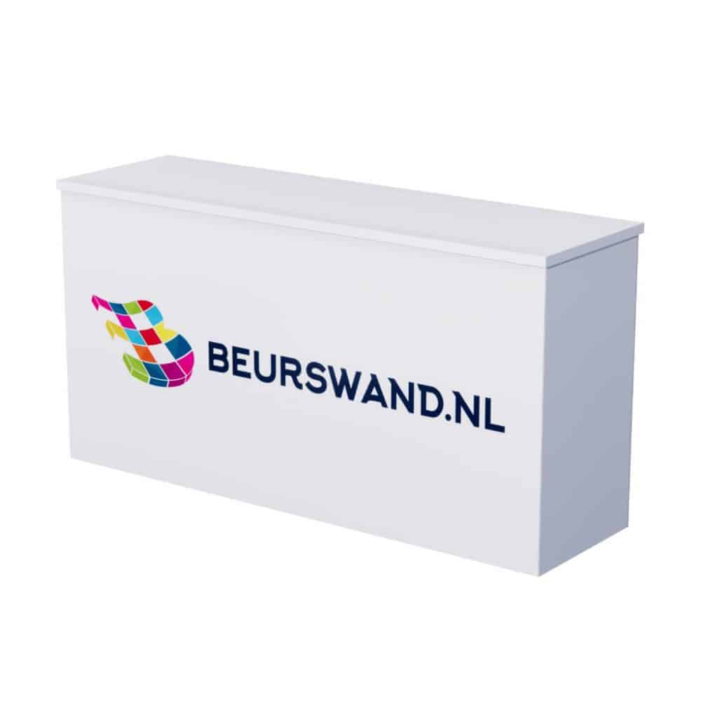 Beursstand Een witte rechthoekige toonbank met een kleurrijk geometrisch logo en de tekst BEURSWAND.NL gedrukt op de voorkant.