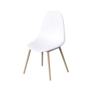 Beursstand Een moderne stoel met een gladde, witte, gebogen kunststof zitting en vier lichte houten poten tegen een effen witte achtergrond.