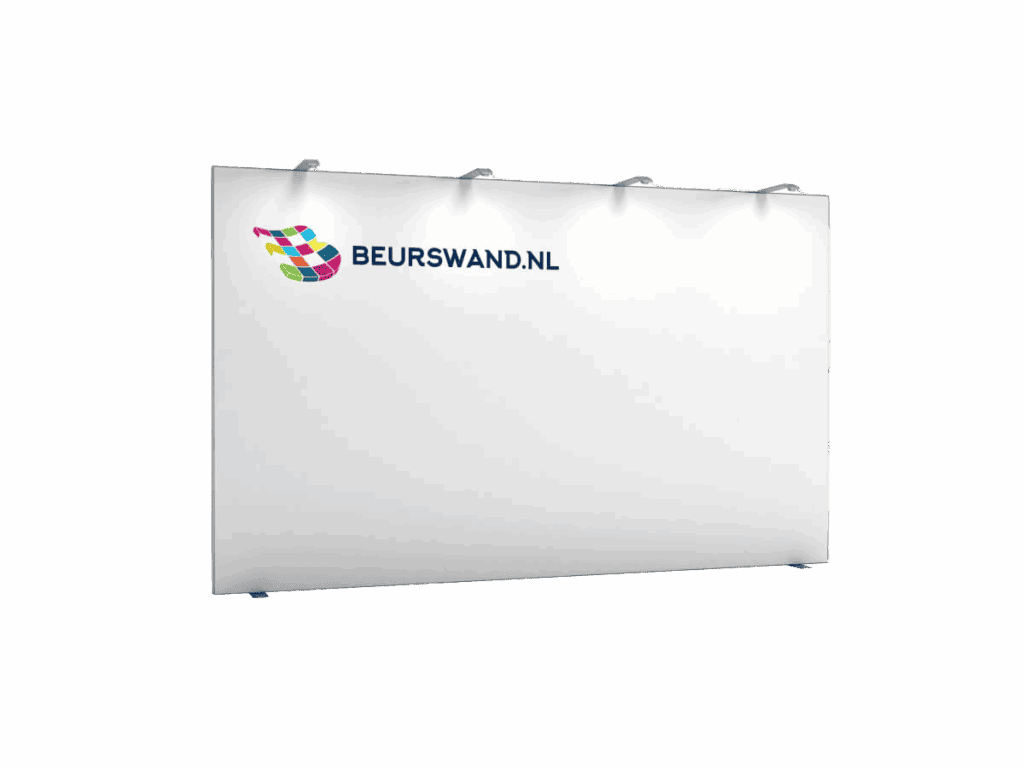 Beursstand Een grote witte displaywand met drie bovenlichten en het kleurrijke BEURSWAND.NL logo linksboven, tegen een effen achtergrond.