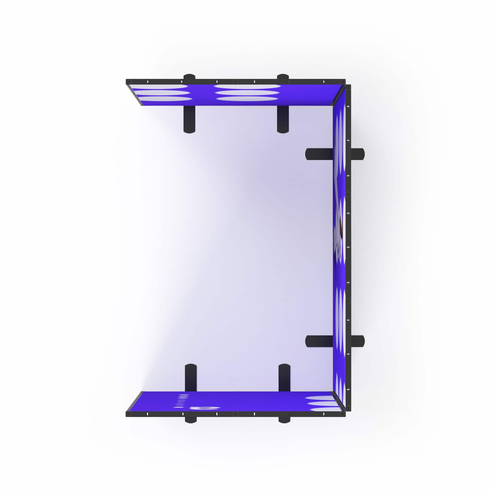Beursstand Bovenaanzicht van een rechthoekige, gedeeltelijk gesloten structuur met paarsblauwe panelen en zwarte steunen op een witte achtergrond. De panelen vormen twee zijkanten en een uiteinde, waardoor een open rechthoekige ruimte ontstaat.