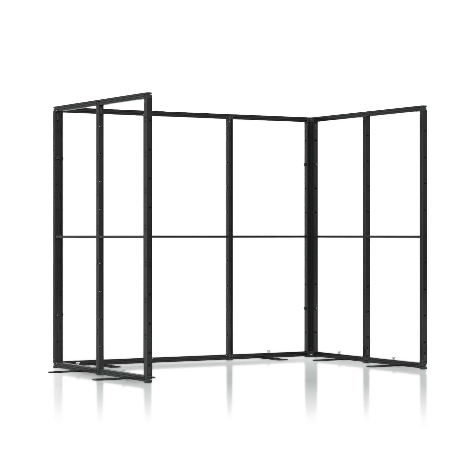Beursstand Een zwart metalen frame met drie met elkaar verbonden verticale panelen, die een gedeeltelijke hoekoverdekking vormen, staat op een witte achtergrond. Het frame is open met zichtbare steunbalken en zonder massieve muren.