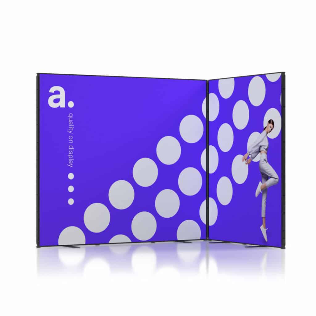 Beursstand Een moderne display met een helder paarse achtergrond, grote witte stippen, de letter a, de zin kwaliteit in beeld en een persoon in stijlvolle kleding die op het rechterpaneel springt.