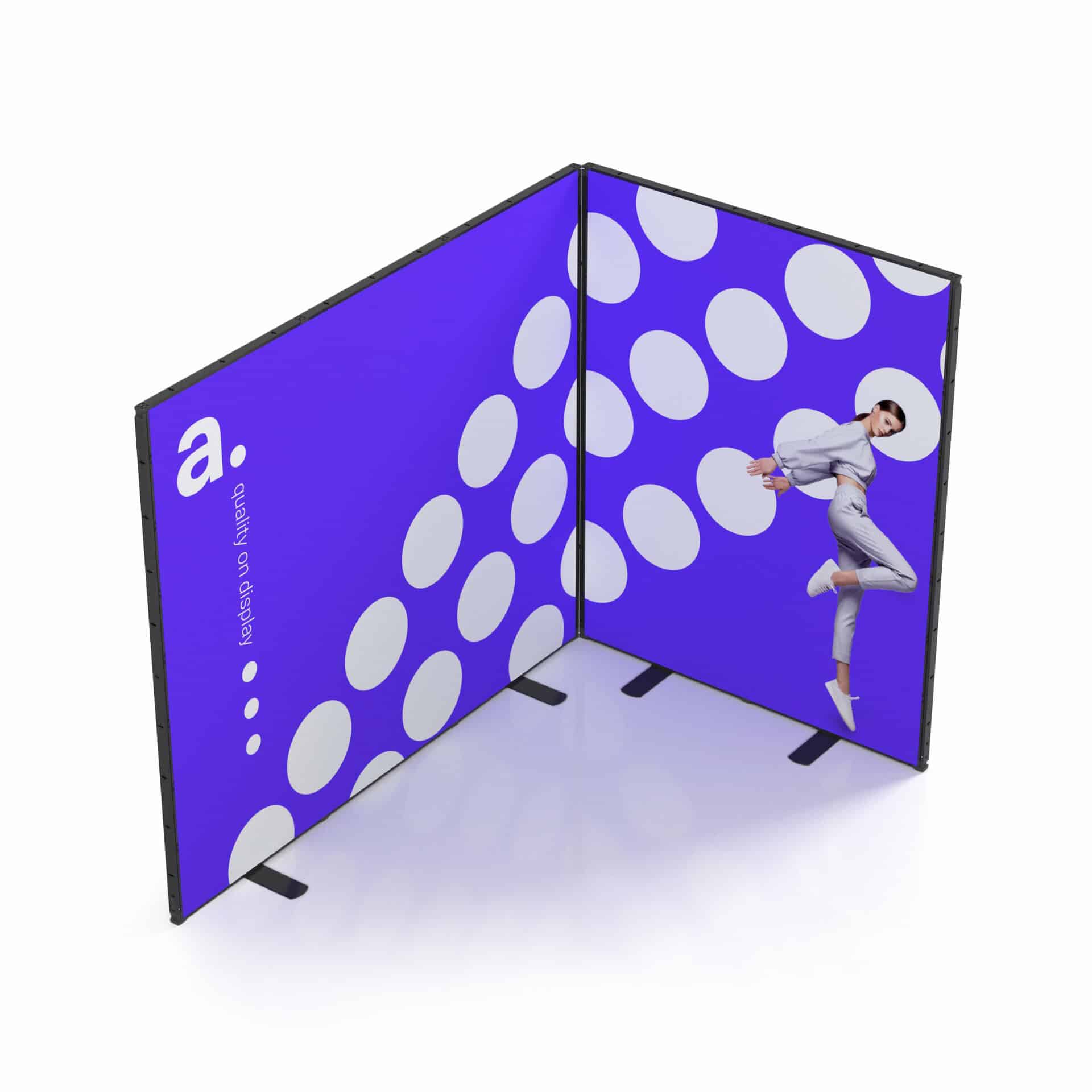 Beursstand Een paarse L-vormige display met witte stippen, met een persoon in een dynamische springhouding en de letter a. met de tekst Reserva seu Kreativ. op het linkerpaneel.