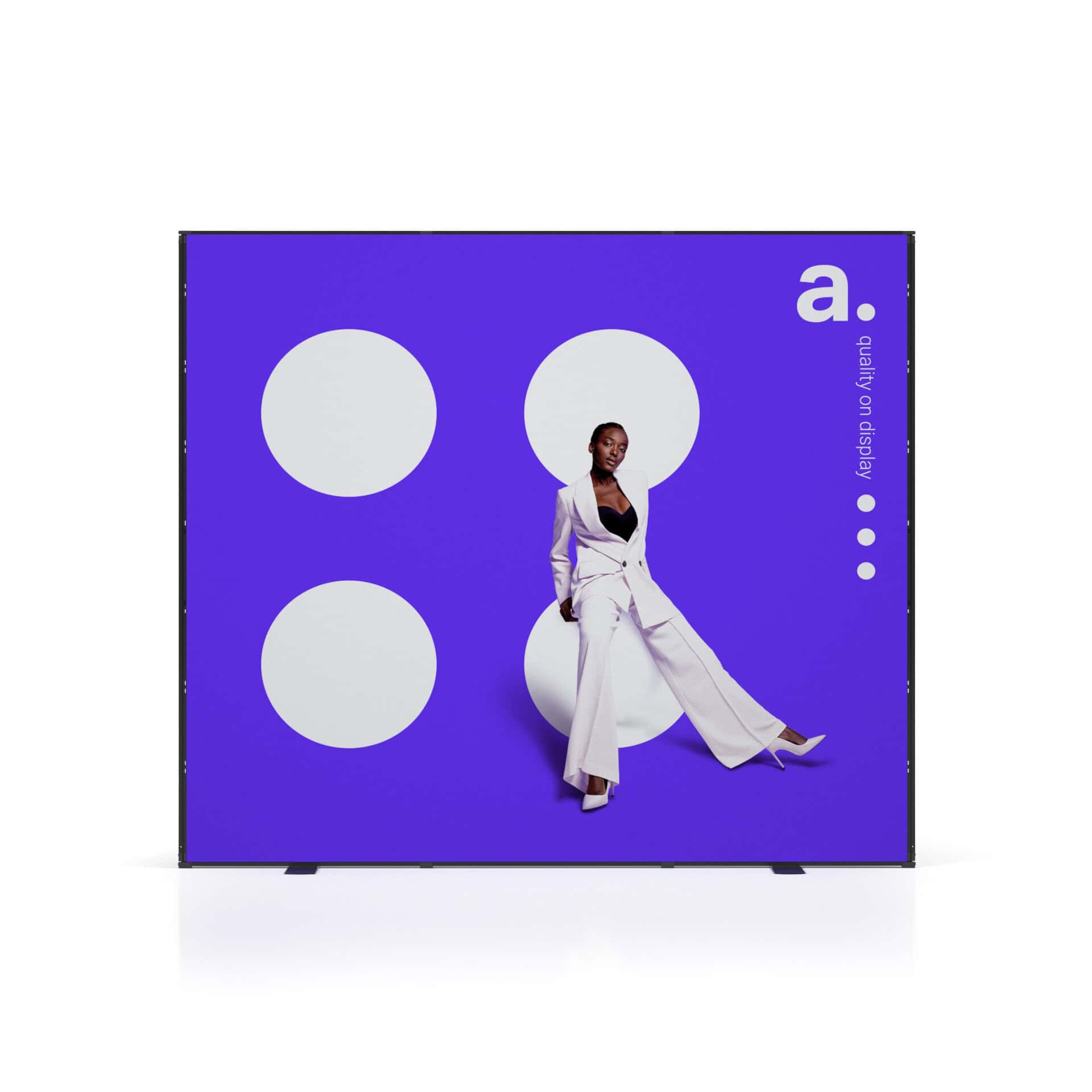 Beursstand Een vrouw in een wit pak staat zelfverzekerd tegen een paarse achtergrond met drie grote witte cirkels en de letter a in de rechterbovenhoek. De tekst quality. on display verschijnt verticaal naast haar.