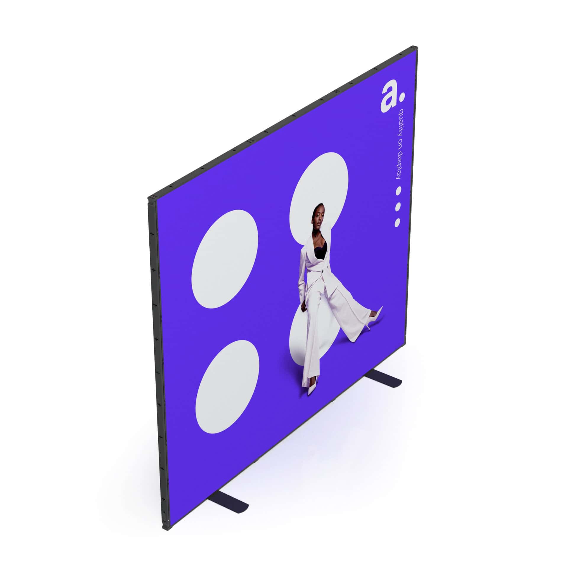 Beursstand Een slanke, moderne flatscreentelevisie op zwarte poten toont een paars scherm met witte geometrische vormen en een stijlvol geklede persoon die poseert, samen met minimalistische witte tekst en de kleine letter a. in de hoek.