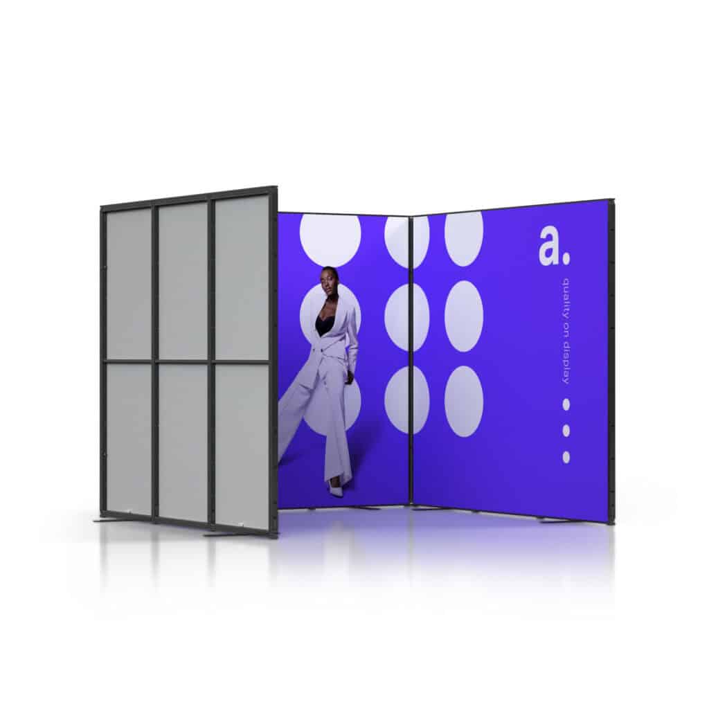 Beursstand Een modulaire display met een levendige paarse achtergrond met een stijlvol gekleed persoon, grote witte stippen en een kleine letter a. Gezien vanuit de voor- en achterkant.