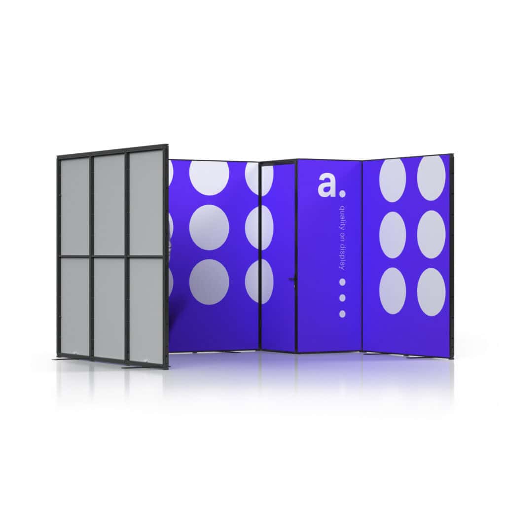Beursstand Een vrijstaande scheidingswand met paarse panelen met grote witte stippen en een kleine letter a. De structuur wordt ondersteund door een zwart frame en geplaatst tegen een witte achtergrond.