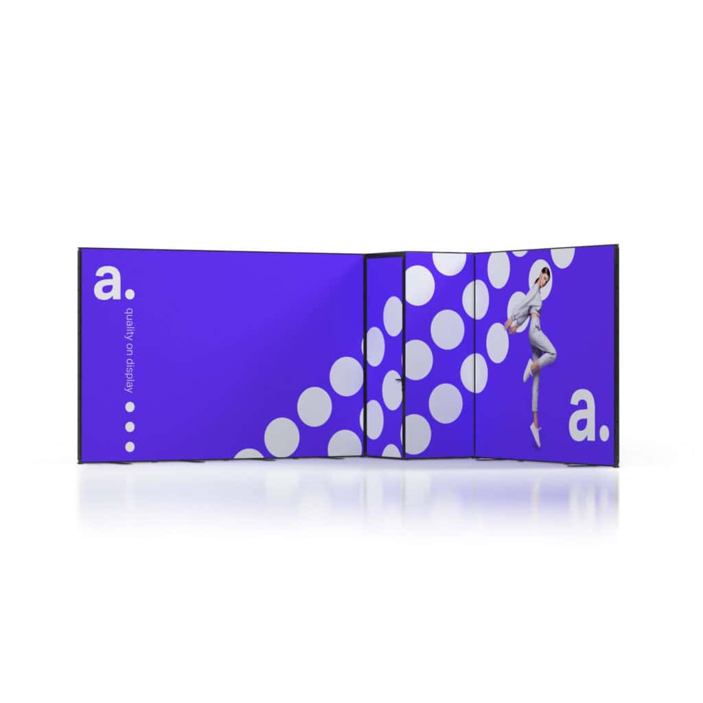 Beursstand Een paarse beursstand met grote witte stippen, een kleine letter a. op elk paneel en een vrouw in stijlvolle kleding die vrolijk springt aan de rechterkant. De woorden quality. on display. staan verticaal op het linkerpaneel.