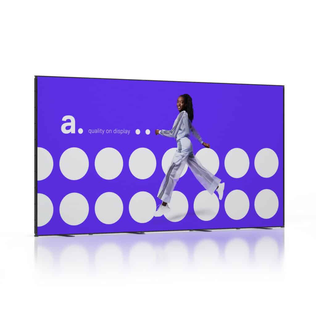 Beursstand Een vrouw in trainingspak lijkt over witte cirkels te stappen op een groot digitaal scherm met een paarse achtergrond en de tekst a. kwaliteit ...