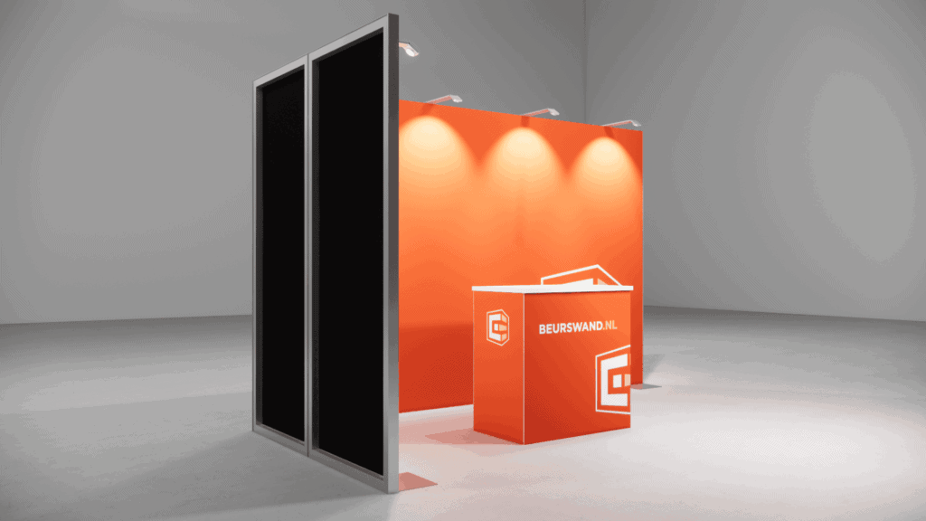 Beursstand Een oranje en witte beursstand met balie en verlichte achterwand, met de tekst BEURSHAND.NL en geometrisch logo, staat in een effen grijze ruimte.