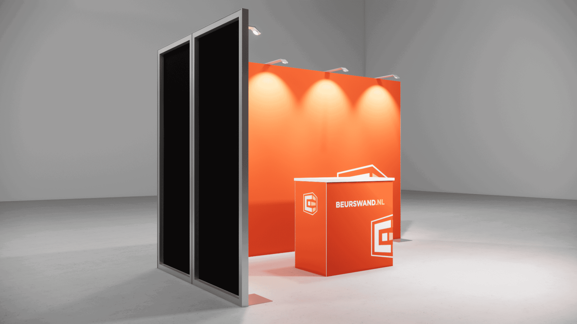 Stand de exposición Un expositor naranja y blanco con mostrador y pared trasera iluminada, con el texto BEURSHAND.NL y un logotipo geométrico, se encuentra en un espacio gris sencillo.