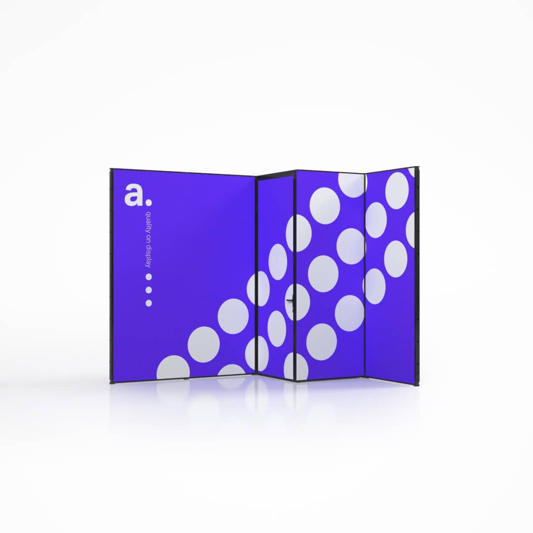 Beursstand Een blauw scherm met drie panelen met grote witte stippen en een kleine letter a. in de linkerbovenhoek. Het middelste paneel heeft verticale tekst met de tekst facing us unite. De achtergrond is wit.