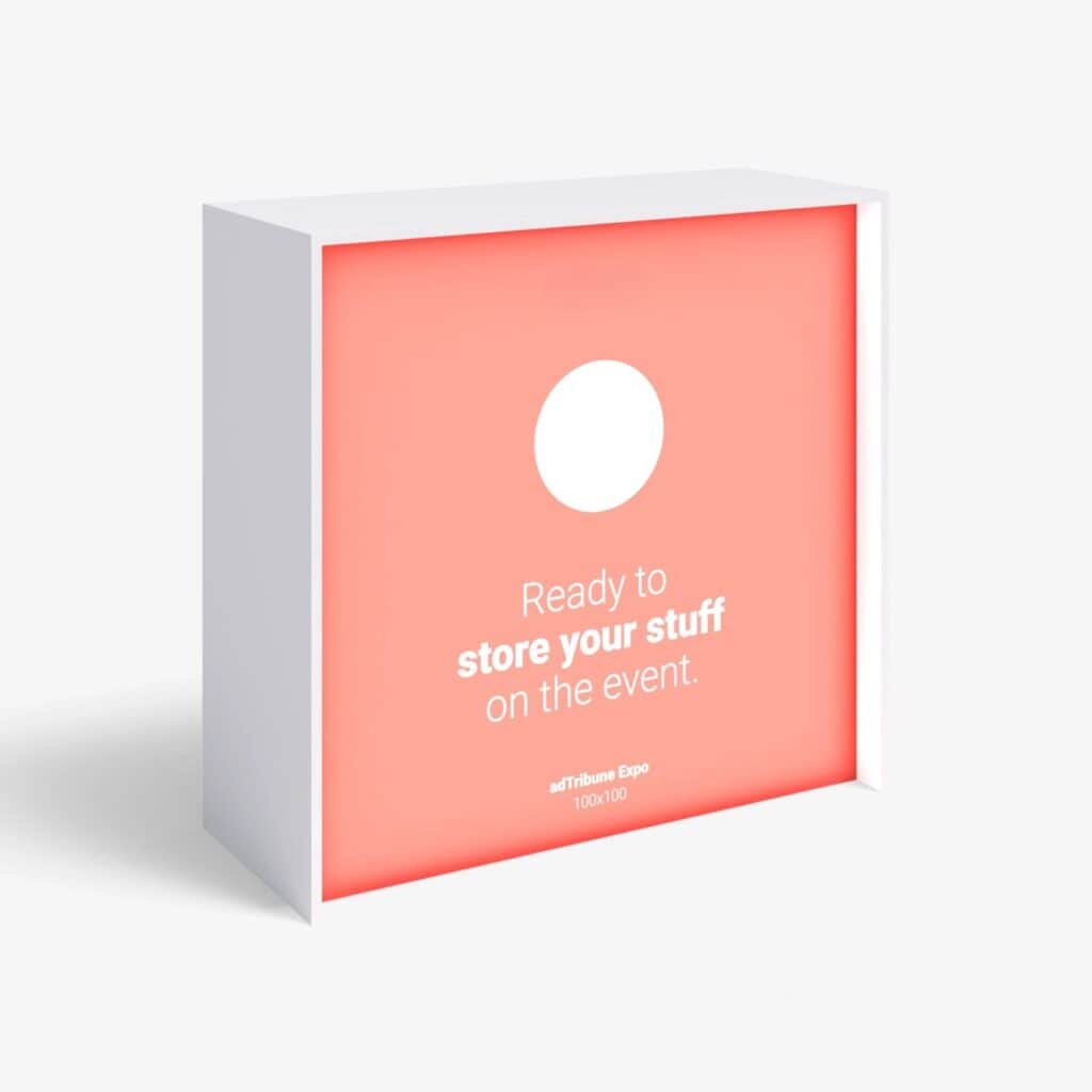 Beursstand Een witte displaydoos met een roze verlicht paneel met de tekst: Klaar om je spullen op te slaan op het evenement. adTribune Expo 100x100 in witte tekst, met een witte cirkel boven de tekst.