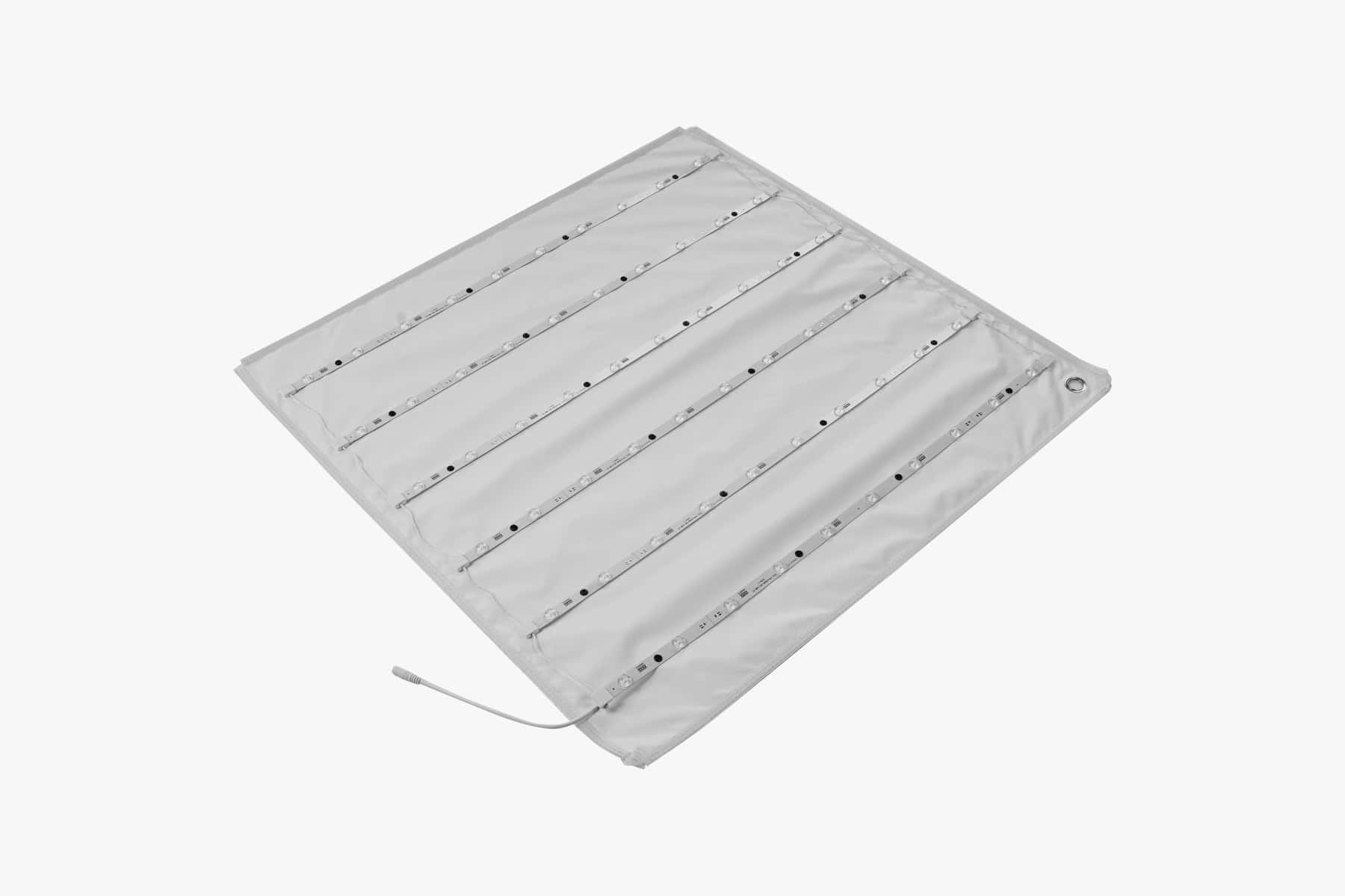 Beursstand De Portable LED balie - Expo 100x100cm is een vierkant, plat LED-paneel met zes parallelle lichtstroken, een voedingskabel in de ene hoek en een metalen doorvoer in de tegenoverliggende hoek, tegen een effen witte achtergrond.