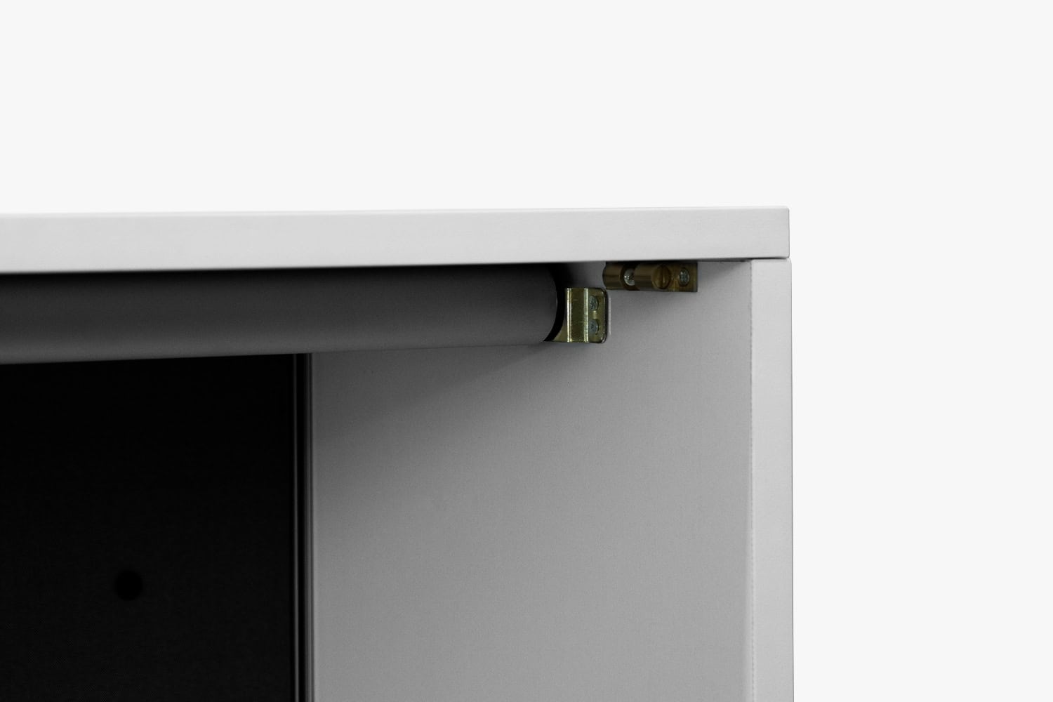 Beursstand Close-up van de bovenste hoek van de Portable LED balie - Expo 100x100cm, met een metalen scharnier en rolmechanisme met een deel van de deur iets open, tegen een effen witte achtergrond.