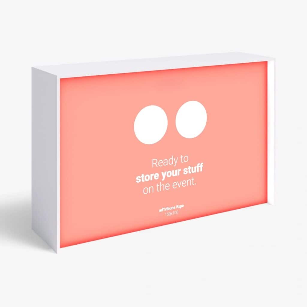 Beursstand Een rechthoekige witte displaydoos met een oplichtend koraalkleurig voorpaneel waarop staat: "Klaar om je spullen op te slaan tijdens het evenement." Het paneel heeft twee witte cirkels boven de tekst en kleine witte tekst onderaan.