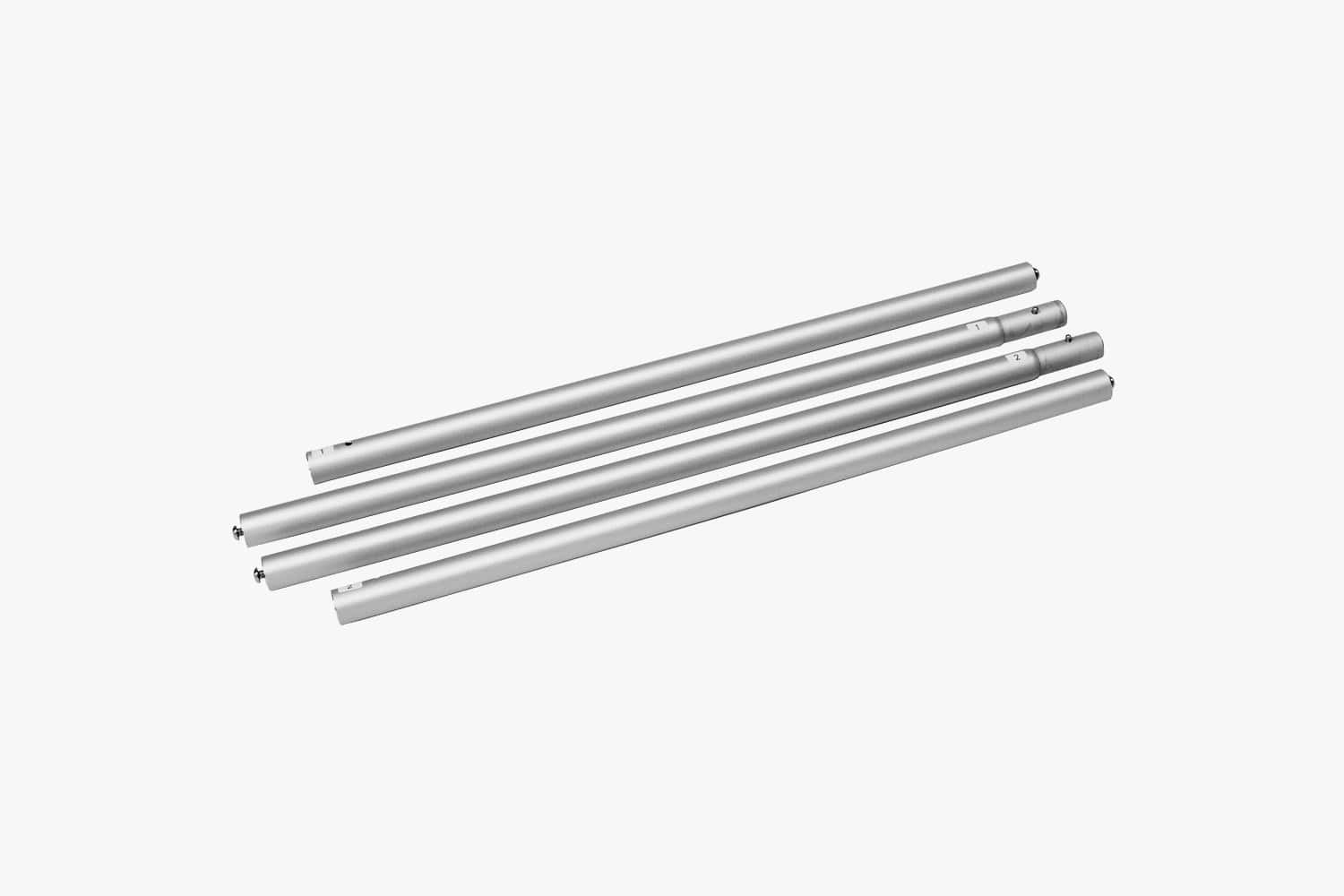 Beursstand De Portable LED balie - Expo 150x100cm heeft vier slanke zilverkleurige metalen staven die parallel aan elkaar zijn geplaatst op een effen witte achtergrond.