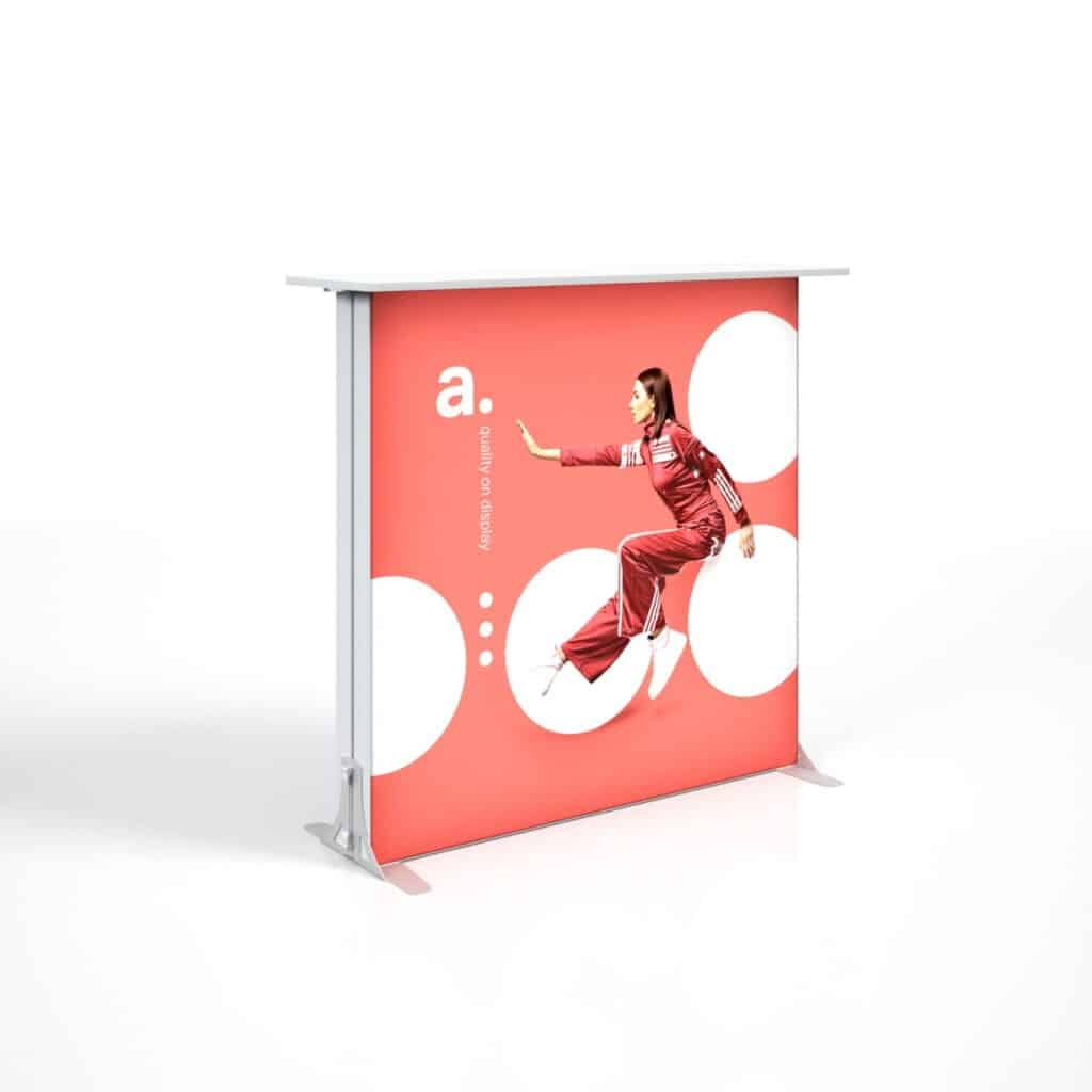 Beursstand Een promotionele displayteller met een rood en wit ontwerp met een vrouw in een rood trainingspak, witte cirkels en de letter a. samen met de zin future up here. op het voorpaneel.