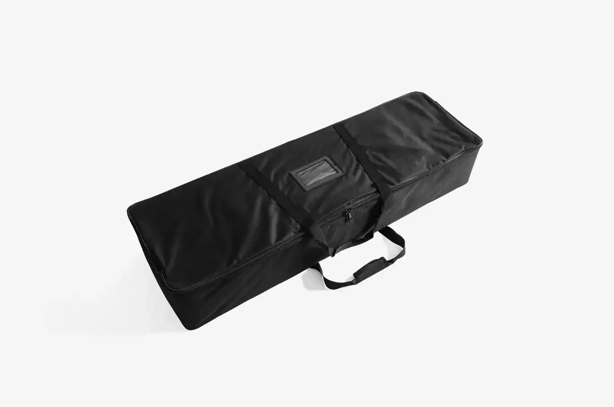 Beursstand De Portable LED balie - Smart 100x100cm is een zwarte rechthoekige draagtas met handgrepen en een rits, afgebeeld op een witte achtergrond.