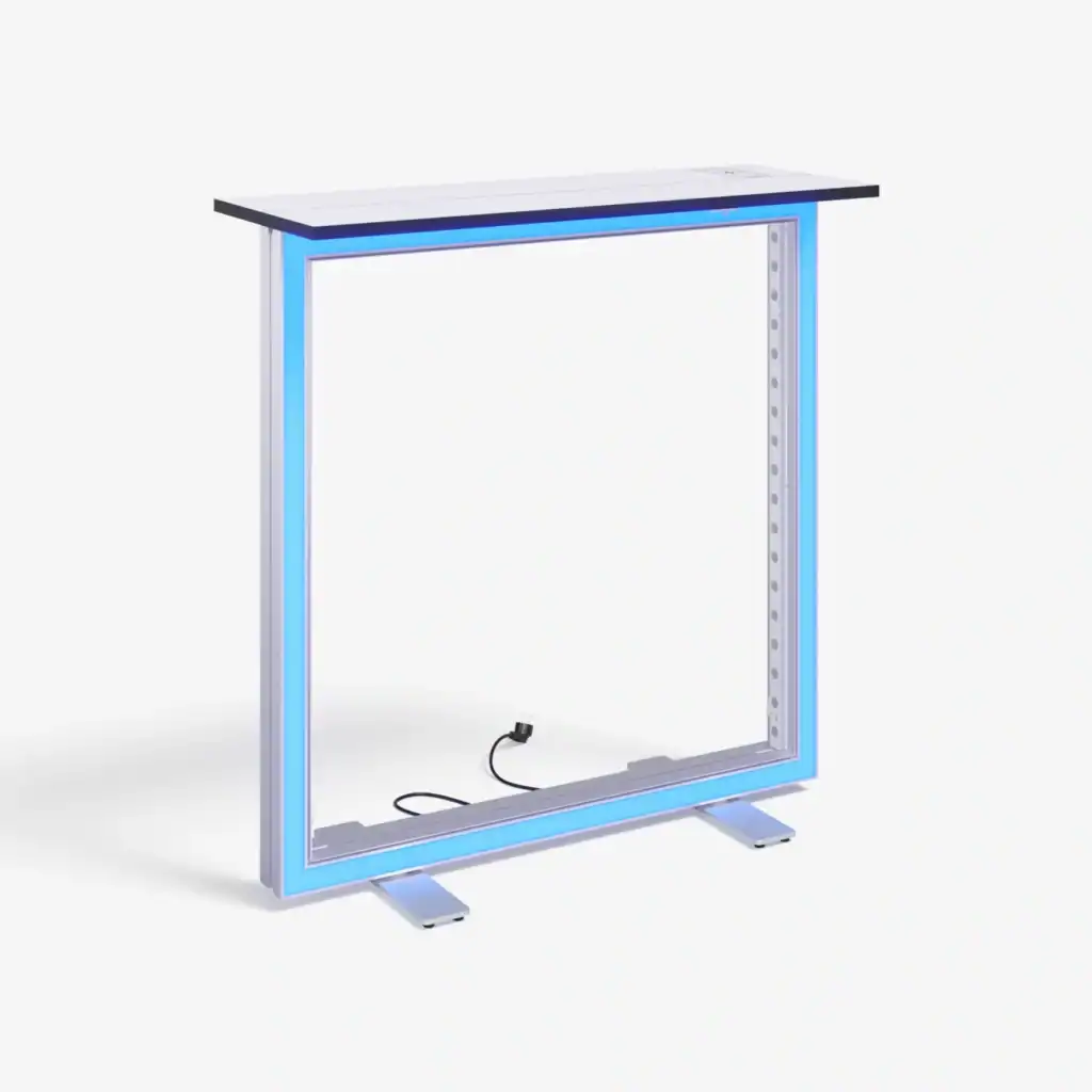 Ausstellungsstand Der tragbare RGB-Tresen – Lumina 100x100cm ist ein moderner, minimalistischer, rechteckiger Stehtischrahmen mit zwei Metallbeinen, einer schwarzen Tischplatte, weiß-blauer Oberfläche und einem elektrischen Kabel, das am Fußende sichtbar ist.