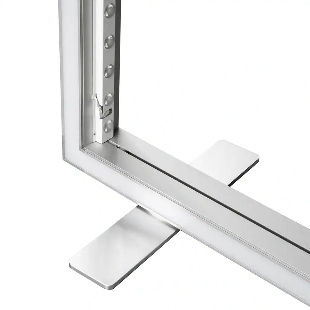 Beursstand Close-up van de draagbare RGB-balie - Lumina 100x100cm, met het slanke zilvermetallic frame met rechthoekige basis, zichtbare hoekverbinding en vergrendelingsmechanisme.