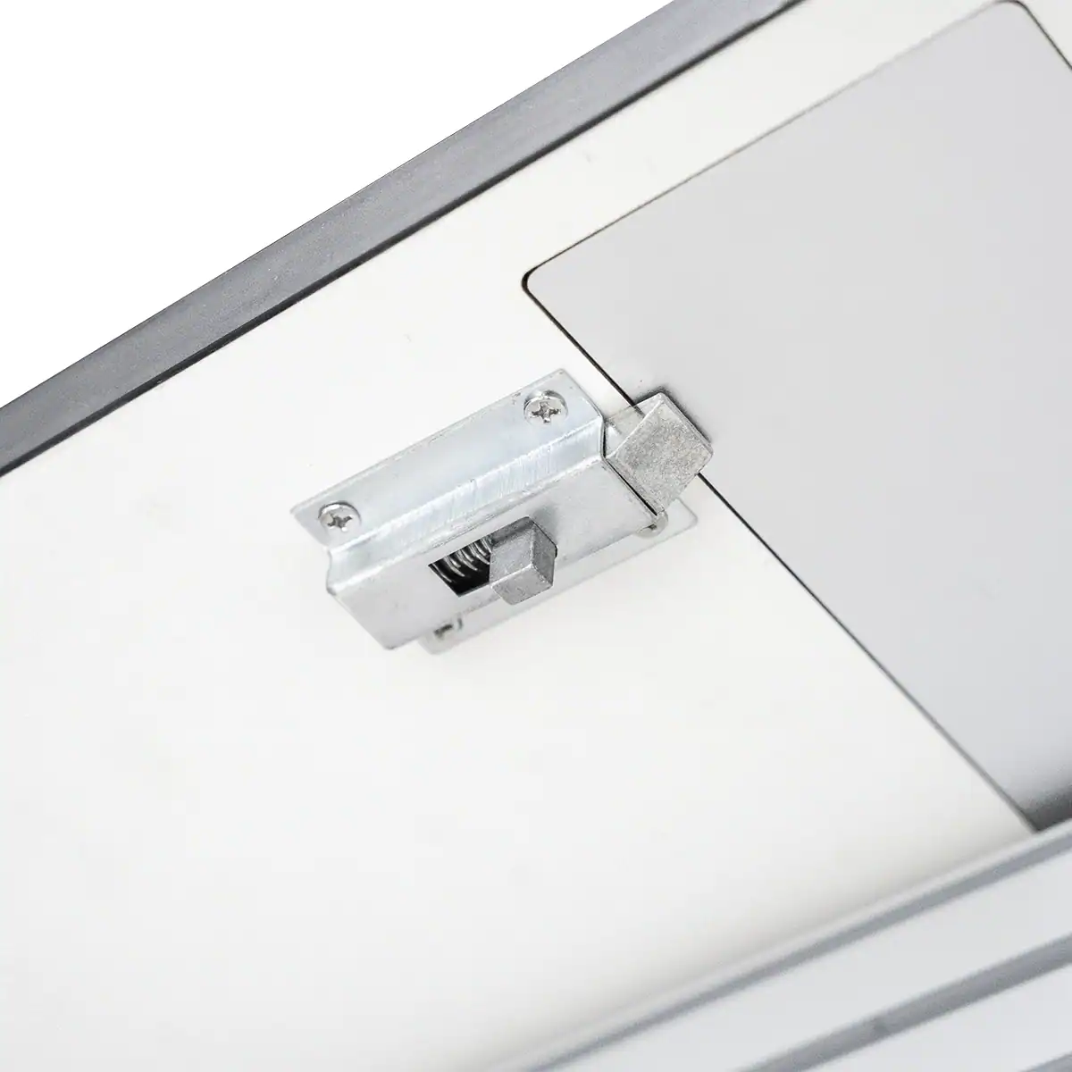 Beursstand Close-up van het grendelmechanisme op de draagbare RGB-balie - Lumina 100x100cm, bevestigd op het witte oppervlak, met de grendel uitgeschoven.