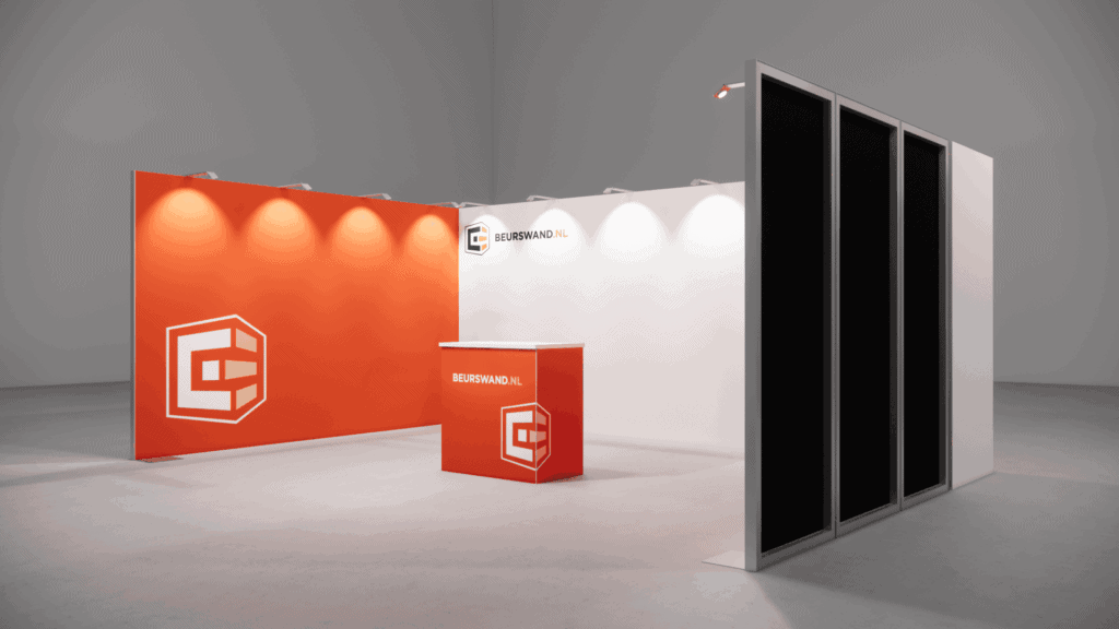 Beursstand Een moderne beursstand met oranje en witte panelen, een balie met een geometrisch logo en spots boven het hoofd. De stand bevindt zich in een ruime, minimale binnenruimte.