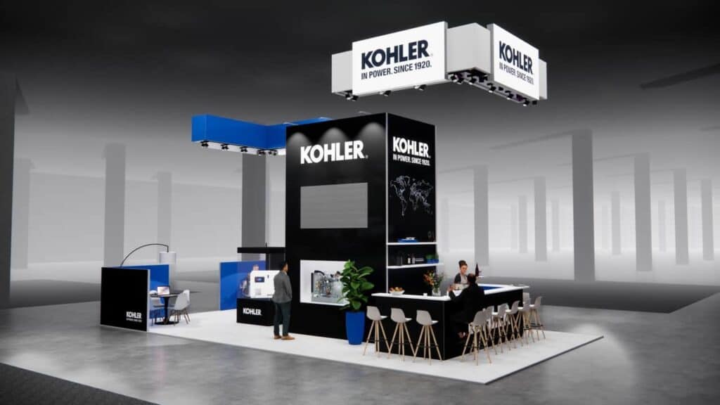 Beursstand Een moderne beursstand met het merk 'KOHLER' heeft een bargedeelte met krukken, een balie met twee personen, digitale schermen en displaygebieden, in een ruime, schemerig verlichte ruimte.