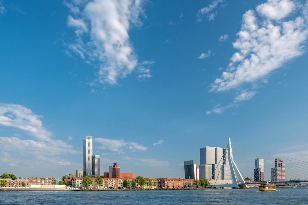 Skyline de Rotterdam avec le pont Érasme, ville de Rotterdam Ahoy
