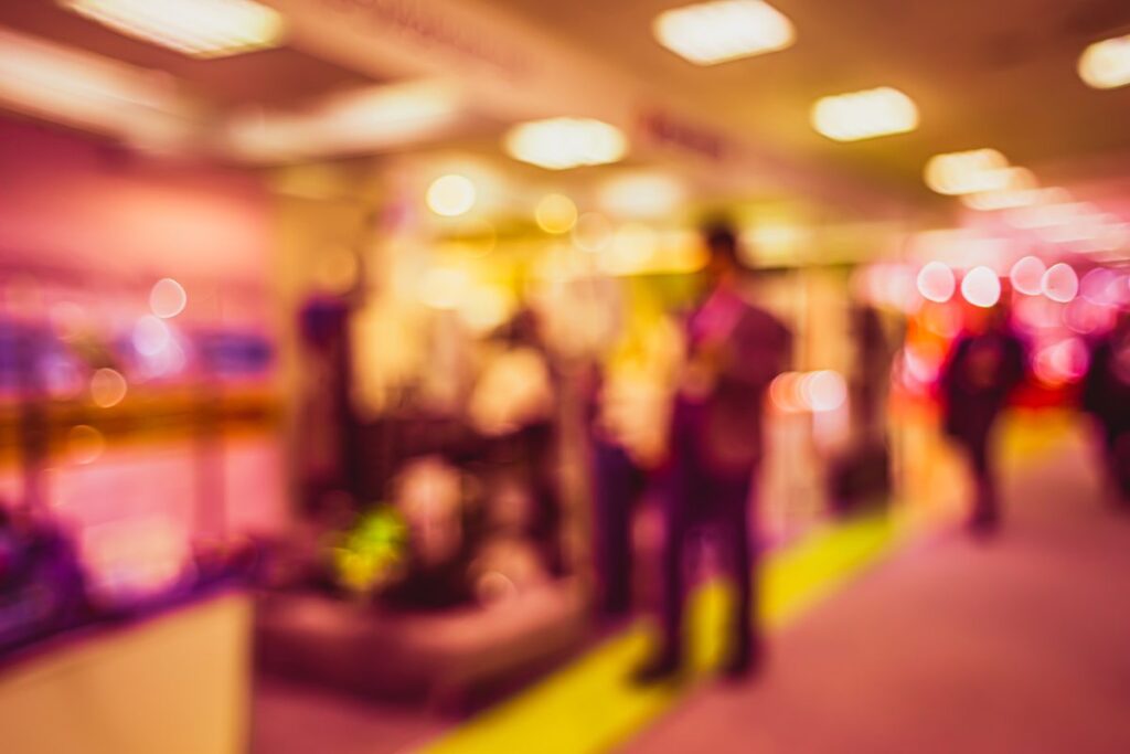 Hall d'exposition animé avec des visiteurs, comme lors des salons aux Brabanthallen 's-Hertogenbosch